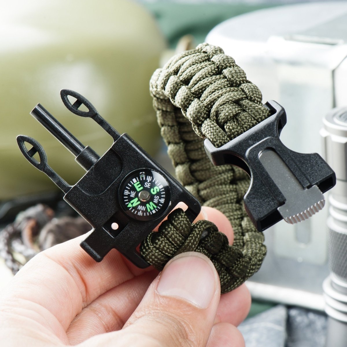 Bracelet de survie robuste en paracorde avec boussole intégrée | Montelac - Montelac